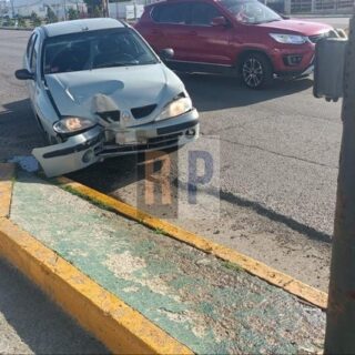 Una conductora hospitalizada tras chocar contra un semáforo