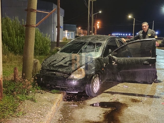 Conductora hospitalizada tras volcar y dar contra una columna sobre calle Echelaine. Después dio positiva la alcoholemia