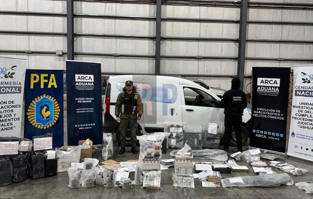 Mega operativo por contrabando de cigarrillos: Cinco personas imputadas con importante cantidad de dinero, armas y marihuana incautados
