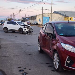 A pesar del semáforo continúan los choques en Belgrano y Almafuerte dejando tres heridos