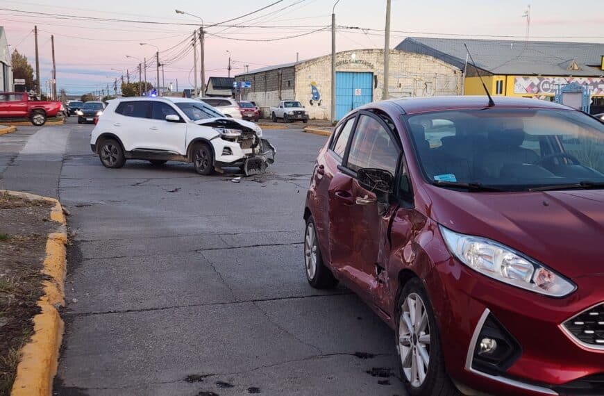 A pesar del semáforo continúan los choques en Belgrano y Almafuerte dejando tres heridos