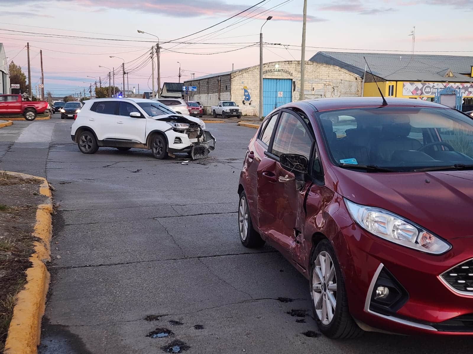 A pesar del semáforo continúan los choques en Belgrano y Almafuerte dejando tres heridos