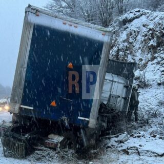 Espectacular despiste de un camión en la zona de los centros invernales afectó el tránsito sobre ruta 3