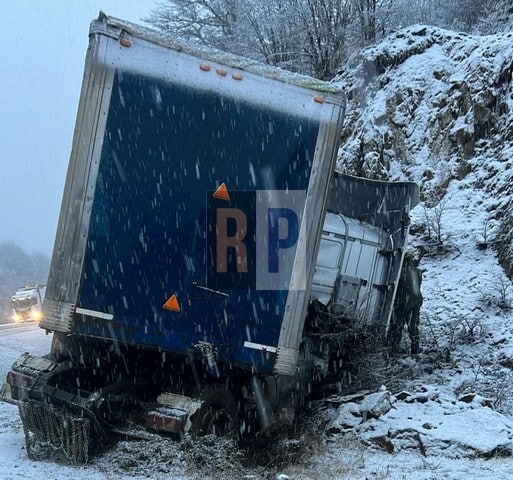 Espectacular despiste de un camión en la zona de los centros invernales afectó el tránsito sobre ruta 3