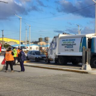 Un vehículo y el camión de residuos chocaron en la zona de la rotonda