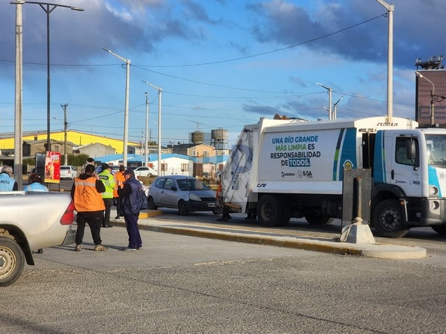 Un vehículo y el camión de residuos chocaron en la zona de la rotonda