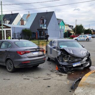 Acompañante hospitalizada tras golpe de los air bags en un accidente de tránsito