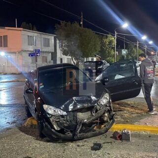 Violento choque de un auto a un remis dejó importantes daños pero milagrosamente sin heridos