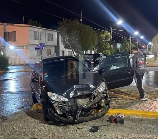 Violento choque de un auto a un remis dejó importantes daños pero milagrosamente sin heridos
