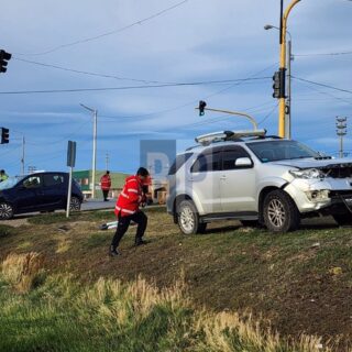 Violento accidente en cruce de ruta deja tres heridos