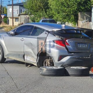 Impresionante accidente de un vehículo tras rozar a un camión y terminar sin las ruedas traseras