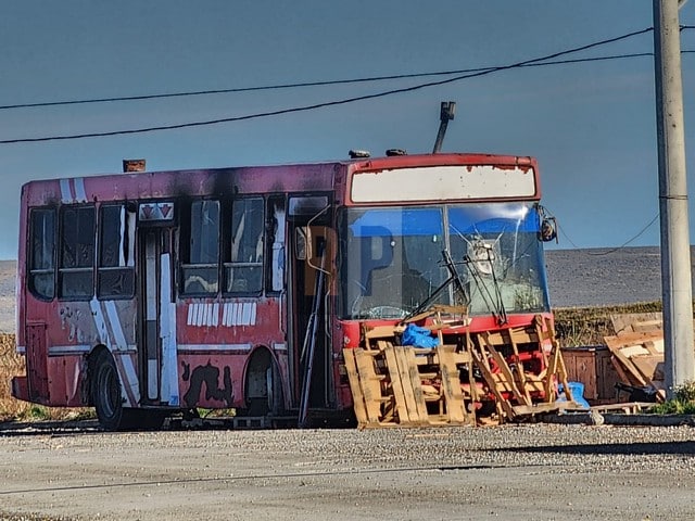 Denuncian violento asalto a un camionero en circunvalación y acusan a marginales que viven en un colectivo abandonado