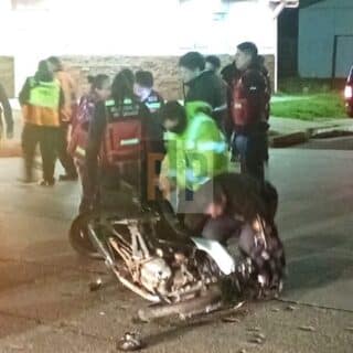 Motociclista hospitalizado tras estrellarse contra una camioneta