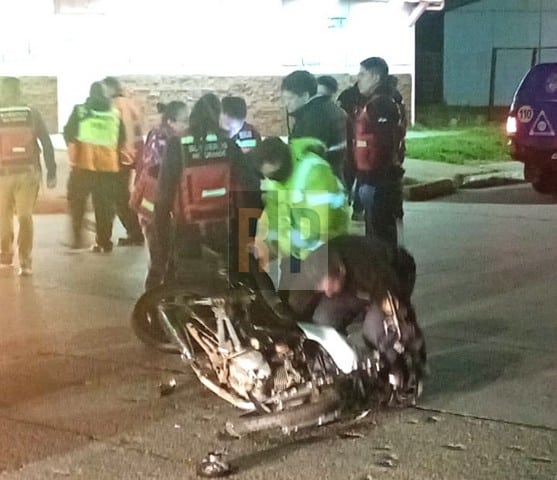 Motociclista hospitalizado tras estrellarse contra una camioneta