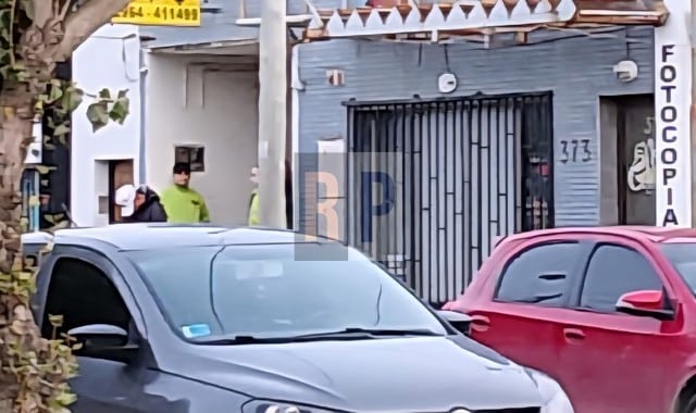 Policía intervino tras violenta pelea entre dos pensionados afuera de un alojamiento