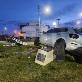 Conductor alcoholizado terminó sobre una plazoleta de la bajada de Belgrano
