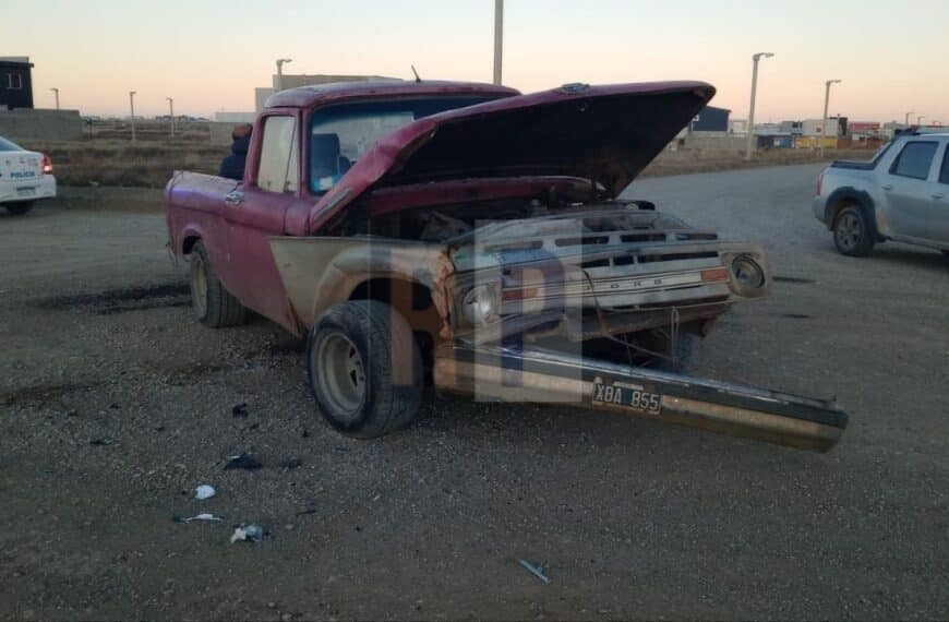 Violento choque con heridos y un auto contra una columna en San Martín Norte