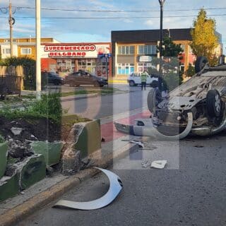 Conductora trasladada al hospital tras chocar un cantero y volcar sobre la Perón