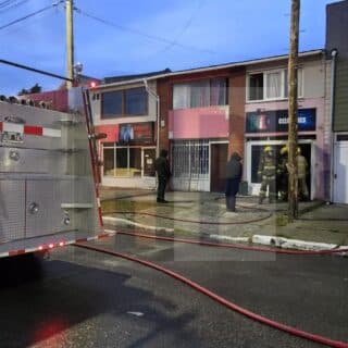 Un cortocircuito ocasiona el incendio de un local comercial