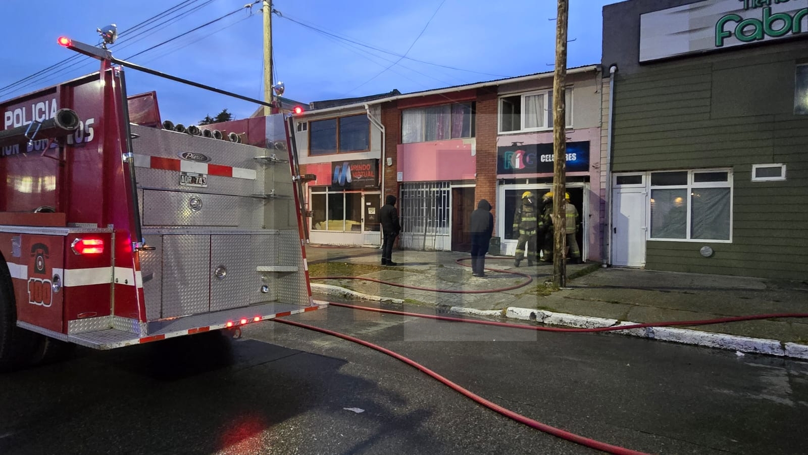 Un cortocircuito ocasiona el incendio de un local comercial