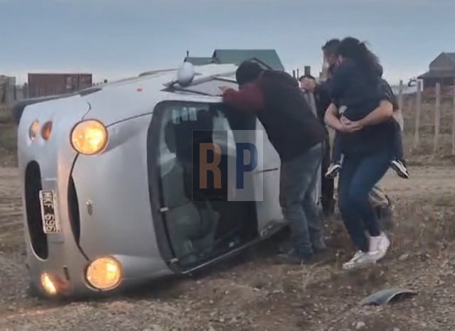 Un hombre y su hija fueron rescatados de un vuelco en la complementaria 7