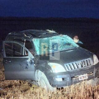 Un hombre y su hija hospitalizados tras violento vuelco a metros del puente del río Grande