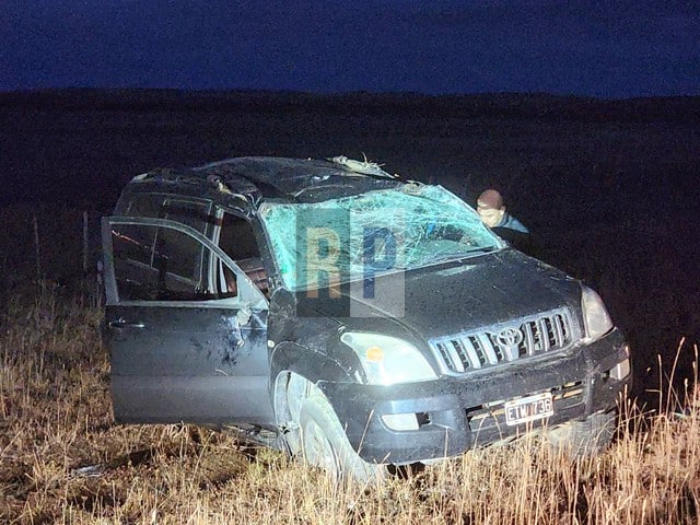 Un hombre y su hija hospitalizados tras violento vuelco a metros del puente del río Grande