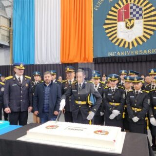 Policía celebró 141 años entre reclamo de retirados y un anuncio de incremento salarial