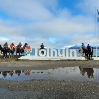 La histórica cabalgata policial llegó a Tolhuin en el marco del próximo aniversario de la institución