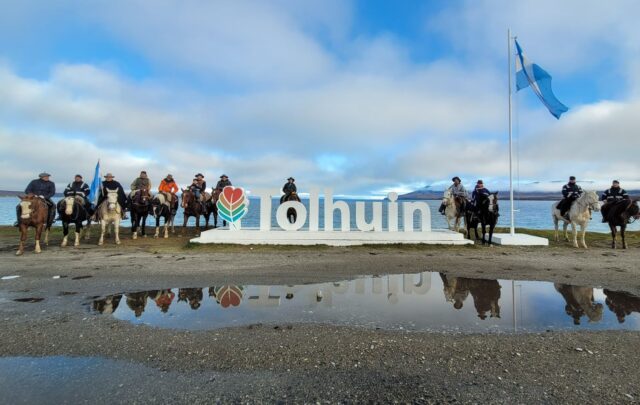 La histórica cabalgata policial llegó a Tolhuin en el marco del próximo aniversario de la institución
