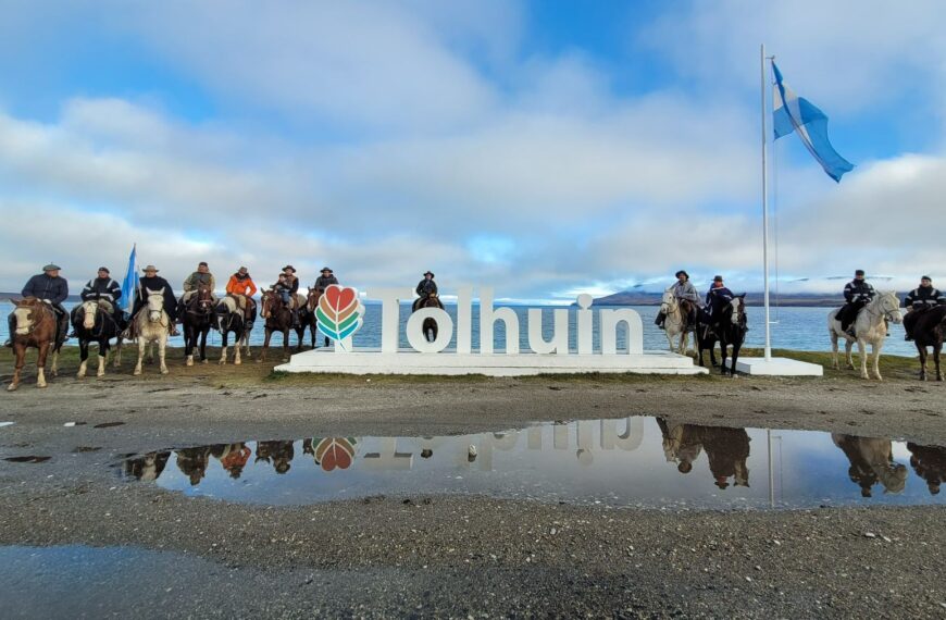 La histórica cabalgata policial llegó a Tolhuin en el marco del próximo aniversario de la institución