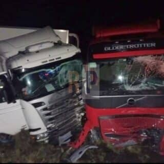 Un camión chileno impactó contra dos camioneros argentinos que esperaban en la barcaza de bahía Azul
