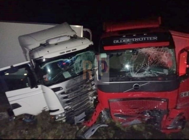 Un camión chileno impactó contra dos camioneros argentinos que esperaban en la barcaza de bahía Azul
