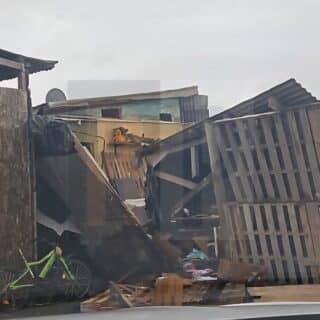 Explotó una vivienda de la margen sur y un joven está internado en gravísimo estado