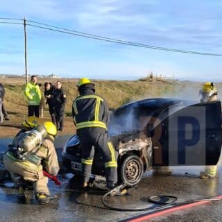 Se incendió un auto mientras circulaba en plena avenida San Martín