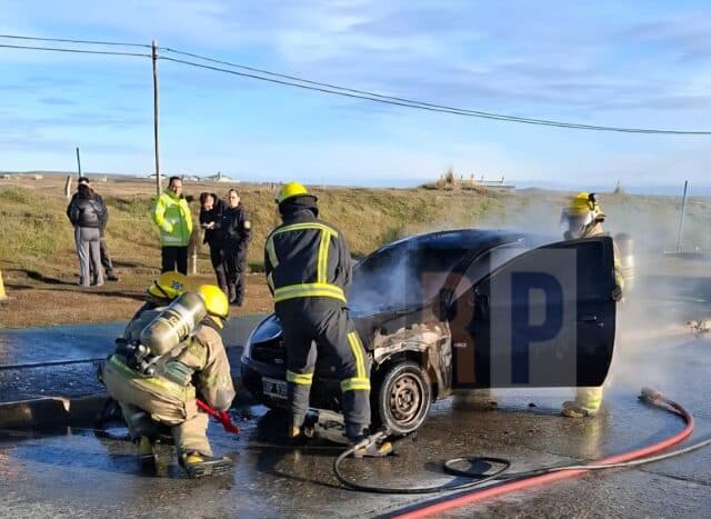 Se incendió un auto mientras circulaba en plena avenida San Martín