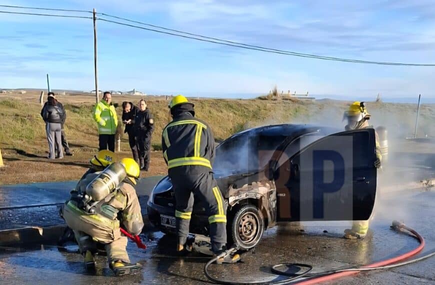 Se incendió un auto mientras circulaba en plena avenida San Martín