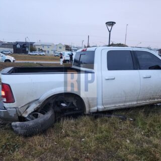 Impresionante impacto de una camioneta contra una columna a metros de un accidente similar que el lunes costó la vida de un joven