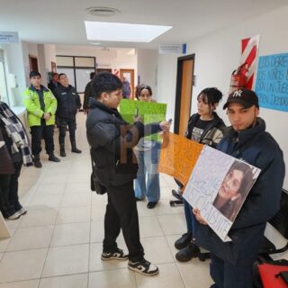 Reclamo de un grupo de personas reclamando la revinculación con menores al Juzgado de Familia 2