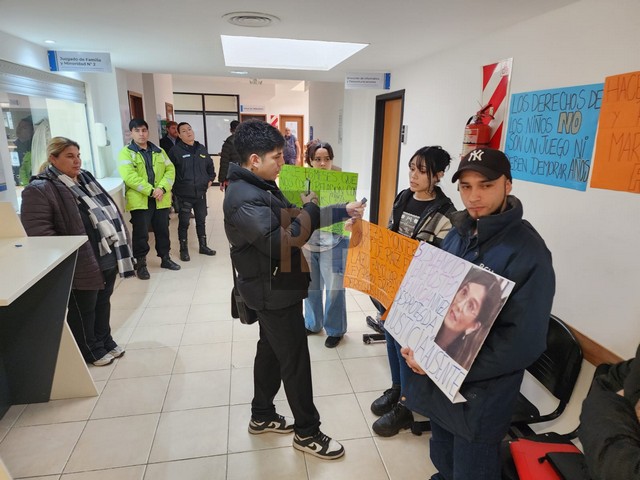Reclamo de un grupo de personas reclamando la revinculación con menores al Juzgado de Familia 2