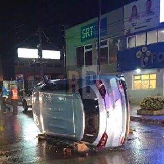 Una camioneta volcó sobre Malvinas tras chocar a un auto estacionado