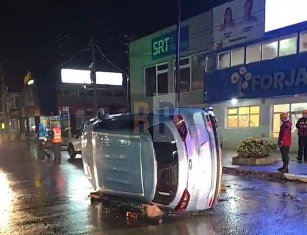 Una camioneta volcó sobre Malvinas tras chocar a un auto estacionado