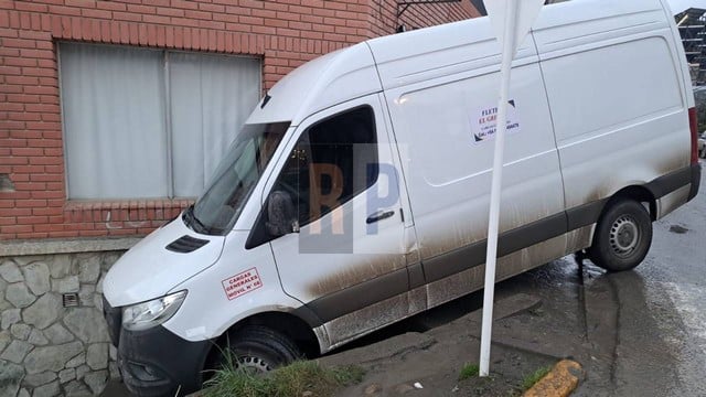 Fallaron los frenos y una combi estacionada se precipitó hasta caer por unas escaleras