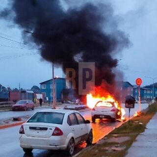 Un vehículo se incendió mientras circulaba en la ciudad de Ushuaia
