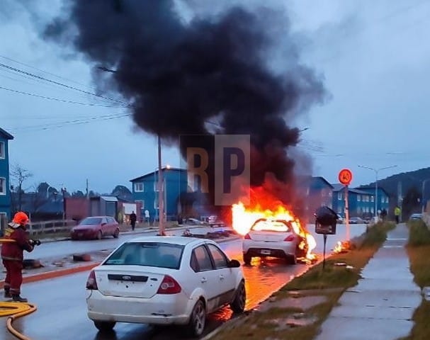 Un vehículo se incendió mientras circulaba en la ciudad de Ushuaia