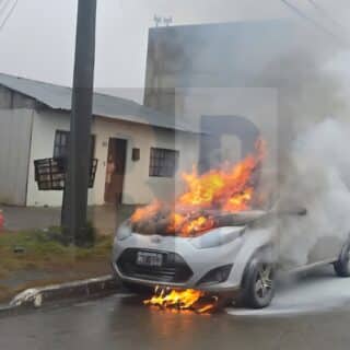 Incendió un vehículo mientras circulaba por calle Forgacs