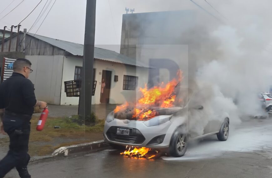 Incendió un vehículo mientras circulaba por calle Forgacs