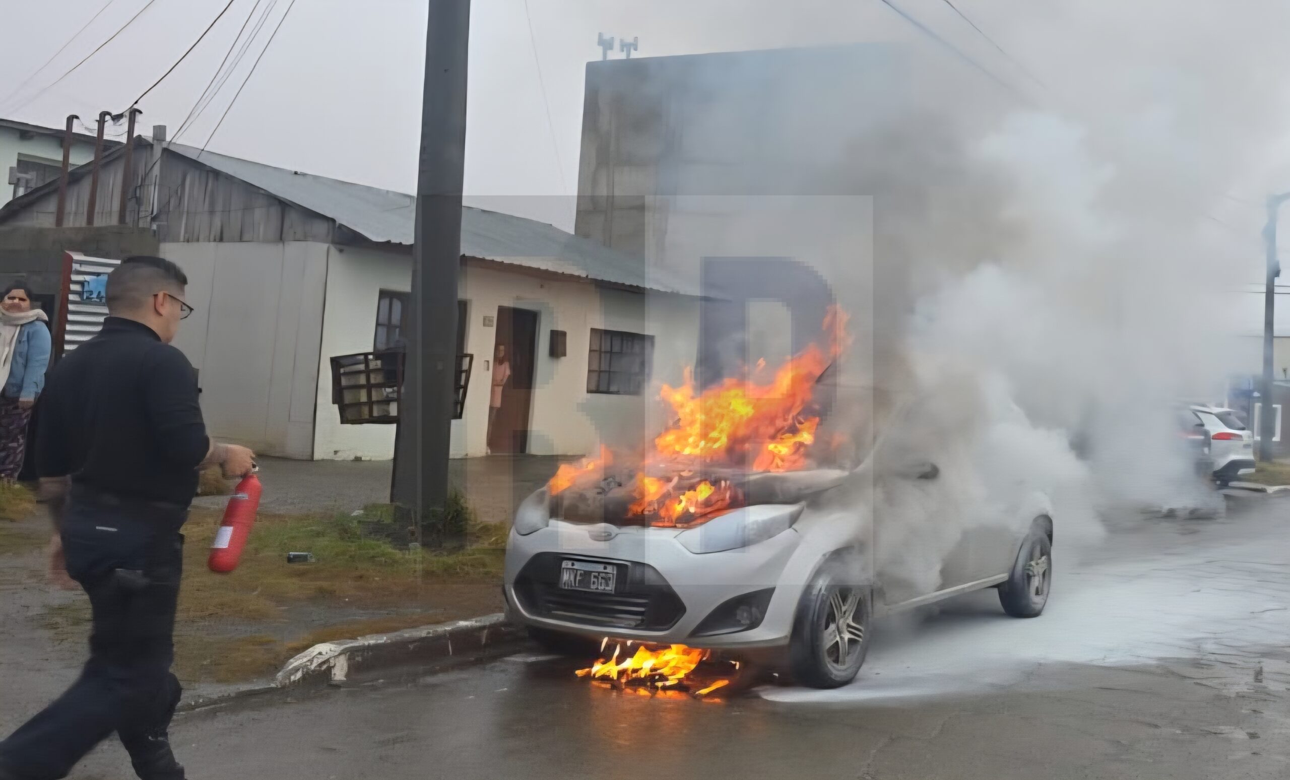 Incendió un vehículo mientras circulaba por calle Forgacs