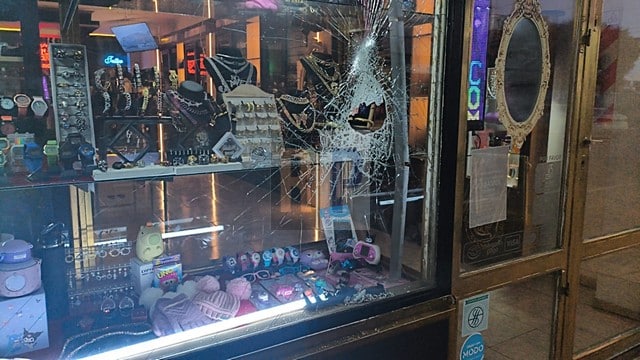Allanan y esclarecen robo a una rockería con un sospechoso que llevaba puesto todo lo sustraído